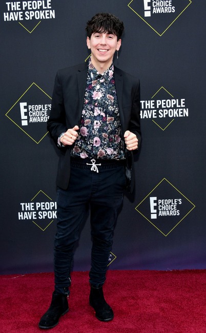 Bobby Mares, 2019 E! People's Choice Awards, Red Carpet Fashion